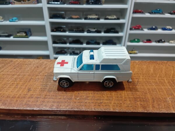 Jeep Cherokee Ambulance n°269 Majorette 1/64