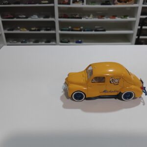 Renault 4 CV  Solido Michelin1/43 ( pièces maquantes )