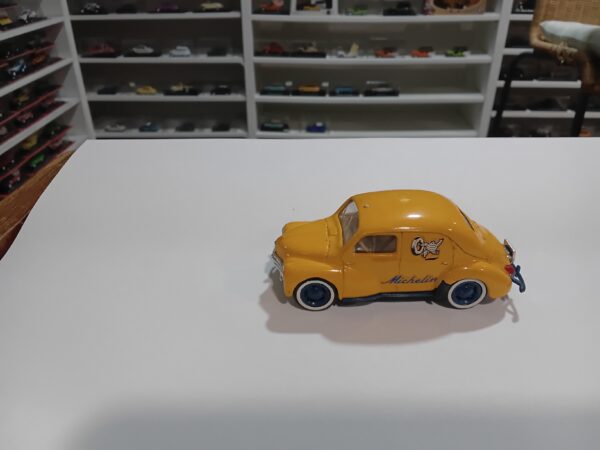 Renault 4 CV  Solido Michelin1/43 ( pièces maquantes )