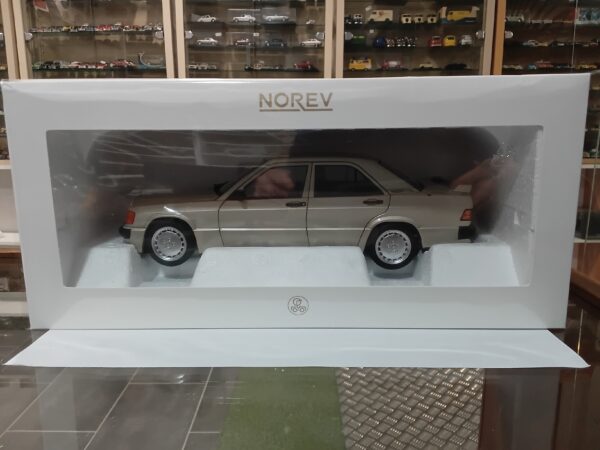 Mercedes-Benz 190 E 2.3-16 1984 Smoke Argent Métallisé 1/18 Norev