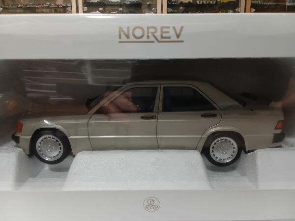 Mercedes-Benz 190 E 2.3-16 1984 Smoke Argent Métallisé 1/18 Norev – Image 2