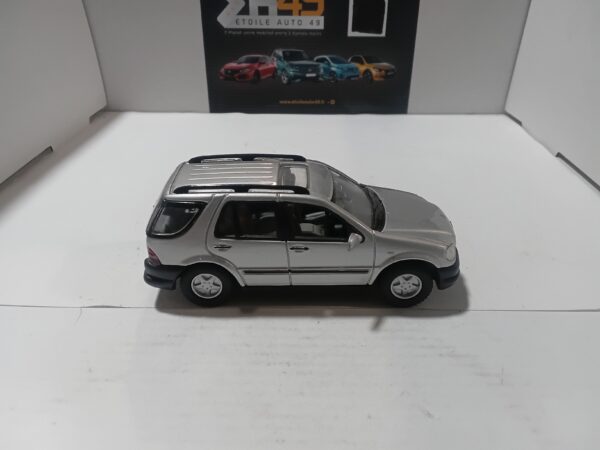 Mercedes-Benz M-Class 1997 Road Signature 1/43 – Image 4