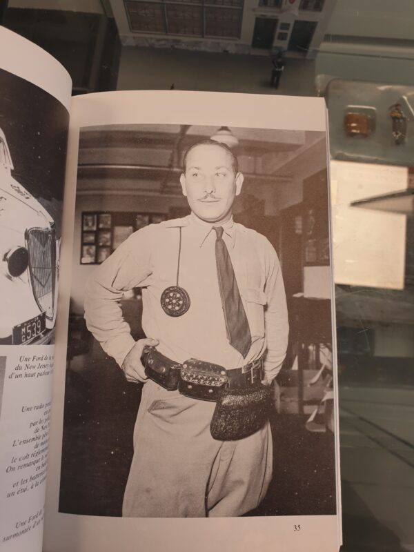 Livre LES VOITURES DE POLICE ET DE GANGSTERS en 300 histoires - Balland – Image 2