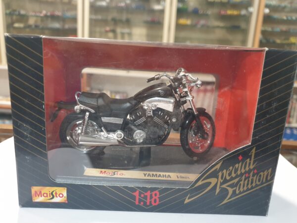 Yamaha Vmax Maisto 1/18 en boite