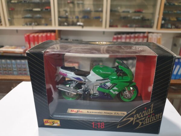 Kawasaki Ninja ZX-7R 1/18