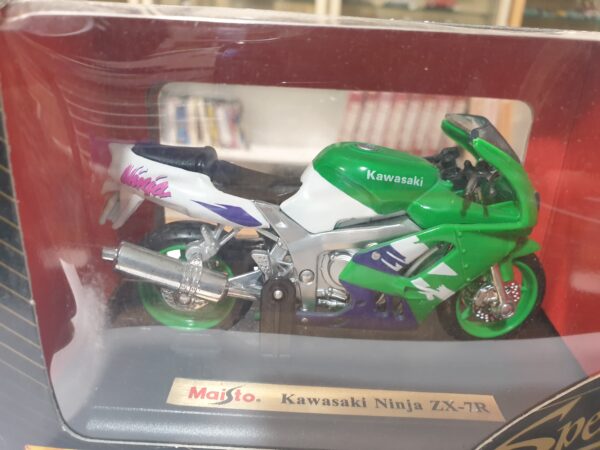 Kawasaki Ninja ZX-7R 1/18 – Image 3