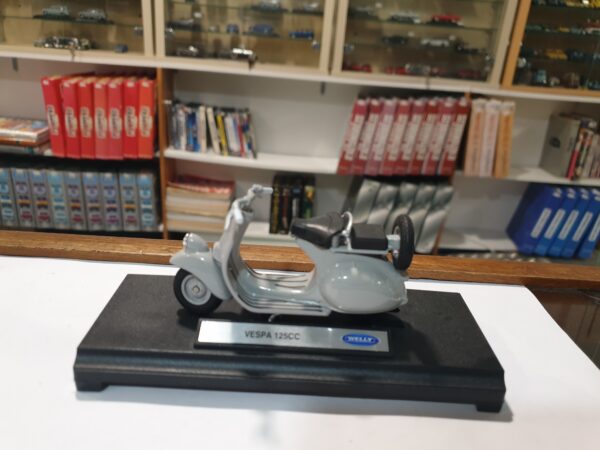 Miniature Vespa 125 CC Welly 1/43