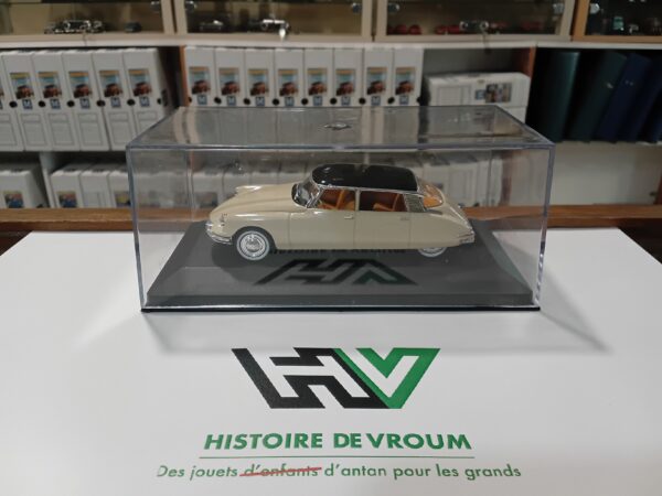 Citroën DS 19 Beige Universal Hobbies 1/43