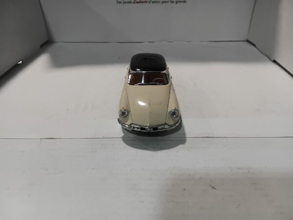 Citroën DS 19 Beige Universal Hobbies 1/43 – Image 2