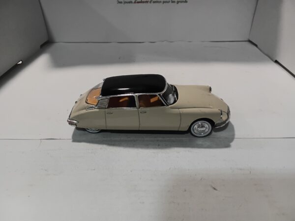 Citroën DS 19 Beige Universal Hobbies 1/43 – Image 4