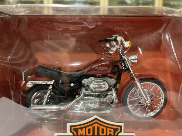 Harley Davidson XL 1200C Sportster 1200 Custom Maisto 1/18 – Image 2