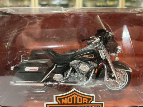 Harley Davidson FLHT Electra Glide Standard Maisto 1/18 – Image 2