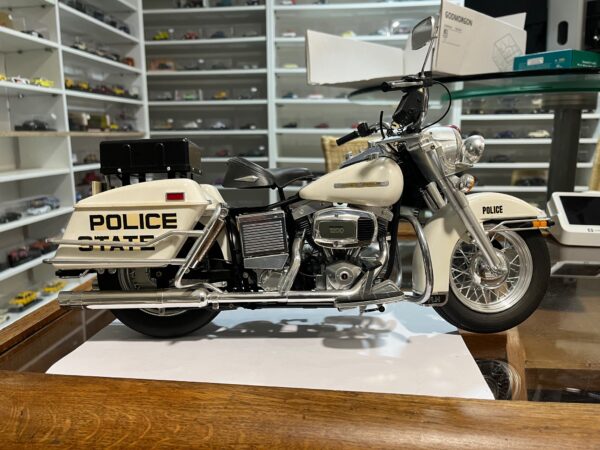 Moto Harley Davidson FLH 1200 Police State Tamiya 1/6 ( Montée ) ( Manque pièces ) – Image 4