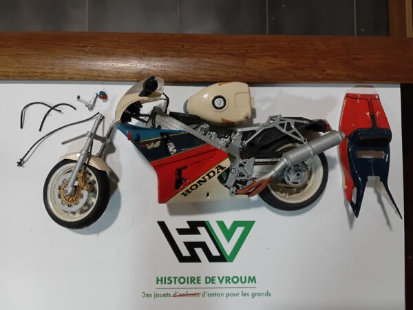 Maquette Moto Honda VFR 750R 1/12 (à restaurer)