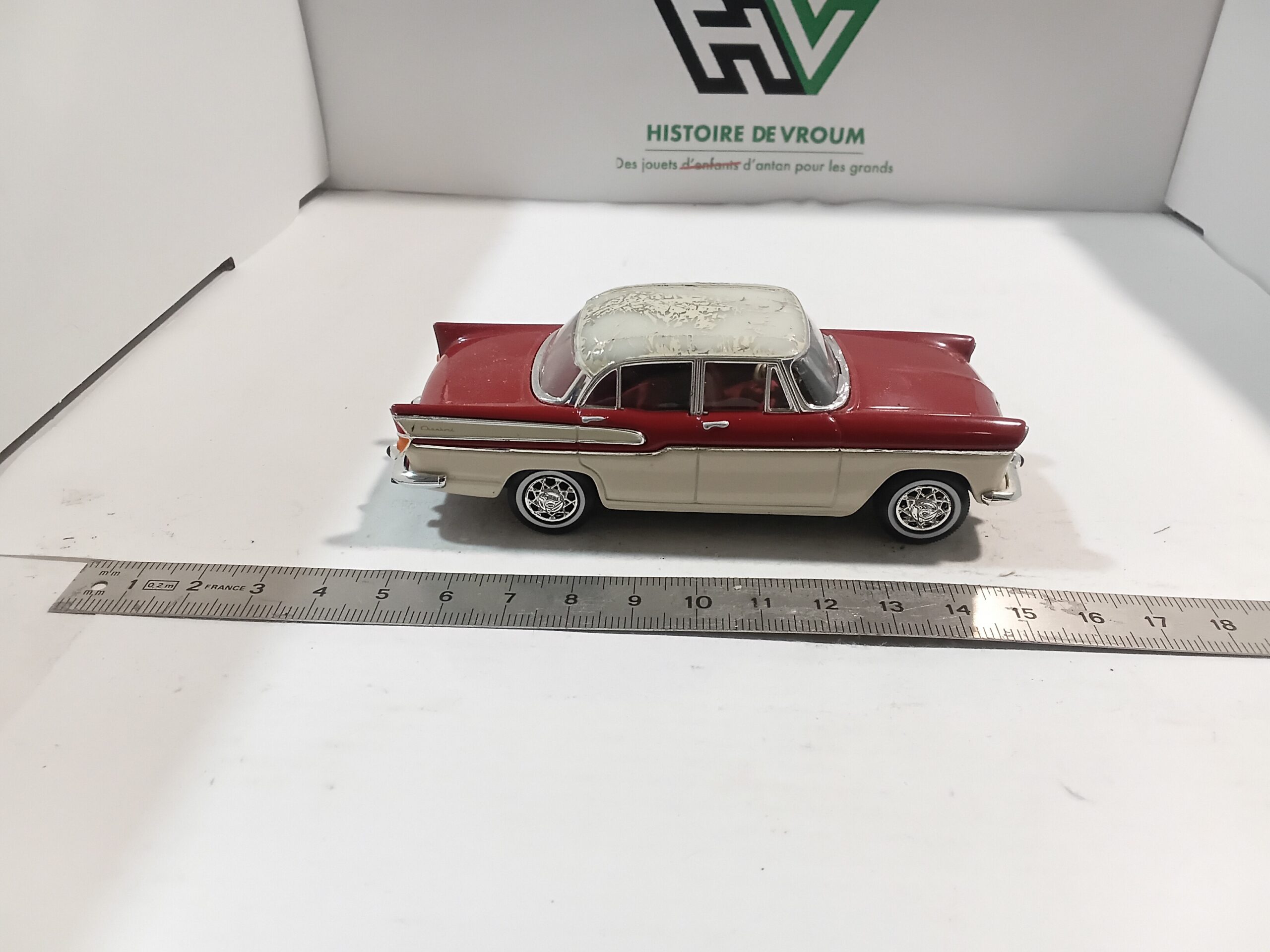 Simca Chambord 1958 Rouge Solido 1/43 – Image 4