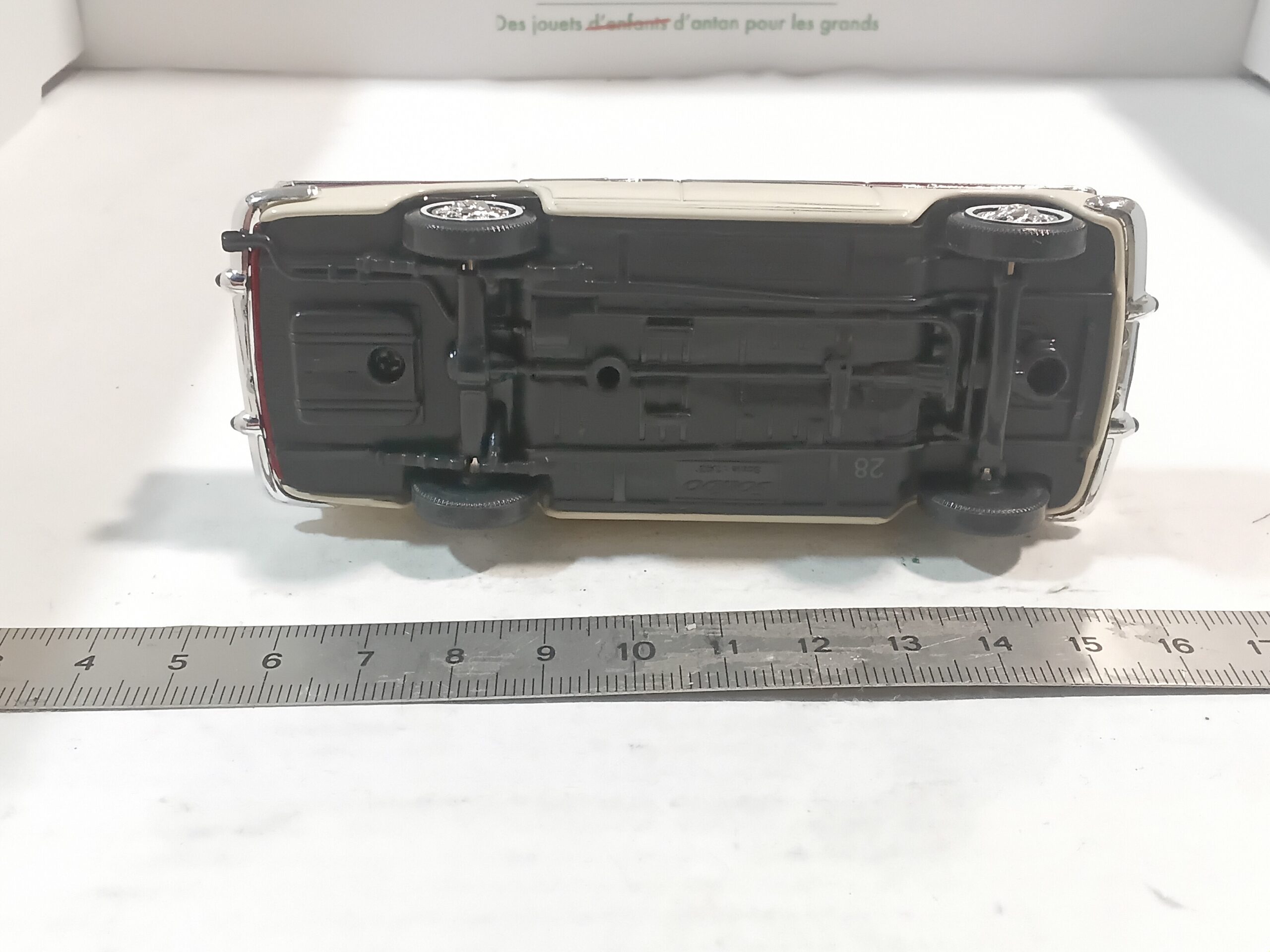 Simca Chambord 1958 Rouge Solido 1/43 – Image 5