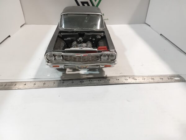 Maquette Chevrolet Impala 1/ 24 à restaurer – Image 3