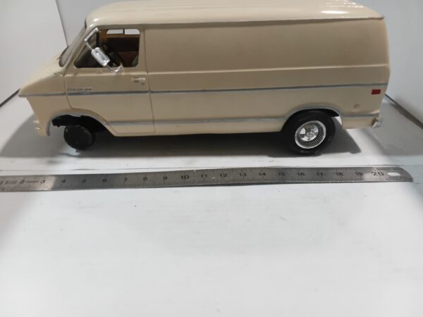 Maquette Van Dodge 1/ 24 à restaurer – Image 2