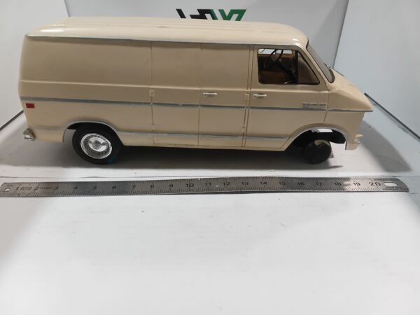 Maquette Van Dodge 1/ 24 à restaurer – Image 5