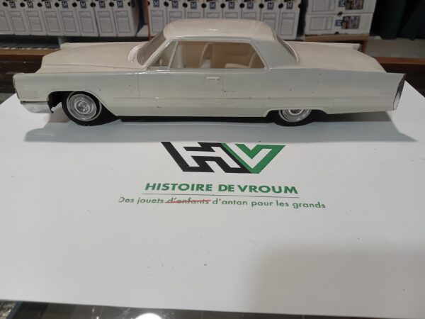 Maquette Cadillac 1/ 24 à restaurer