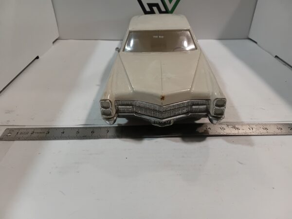 Maquette Cadillac 1/ 24 à restaurer – Image 2