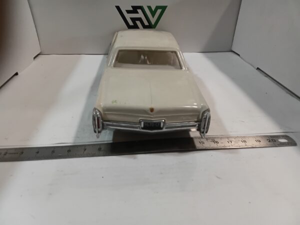 Maquette Cadillac 1/ 24 à restaurer – Image 3