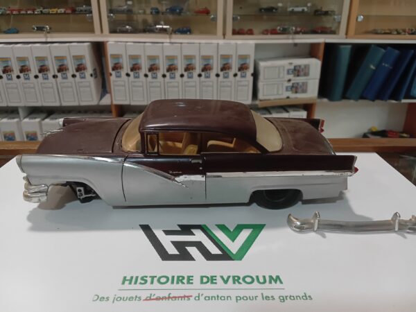 Maquette Ford Fairlane Victoria 1/ 24 à restaurer