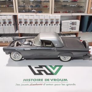 Maquette Ford Thunderbird 1/ 24 à restaurer