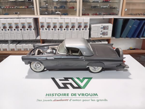 Maquette Ford Thunderbird 1/ 24 à restaurer