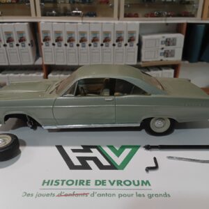Maquette Ford Fairlane 1/ 24 à restaurer
