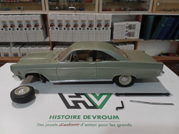 Maquette Ford Fairlane 1/ 24 à restaurer