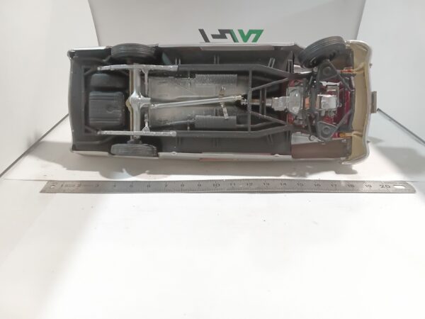 Maquette Ford Fairlane Victoria 1/ 24 à restaurer – Image 5