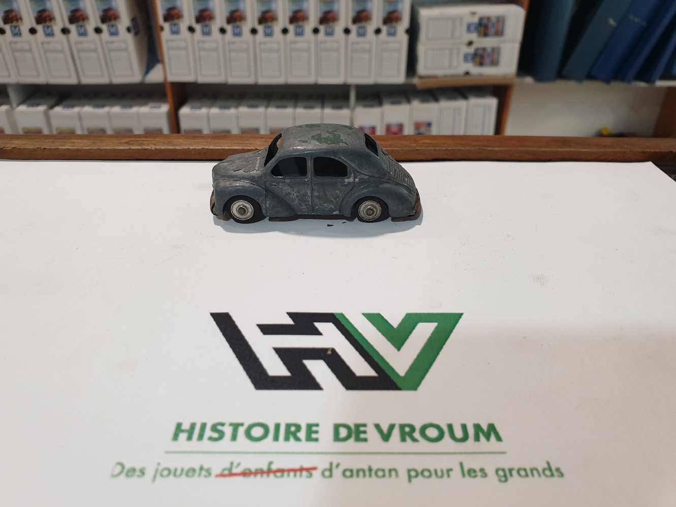 Renault 4 CV CIJ 1/43 en état correct Rare original