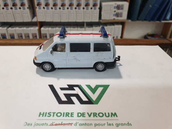 Volkswagen Transporter Ambulance 1/43 ( intérieur manquant )