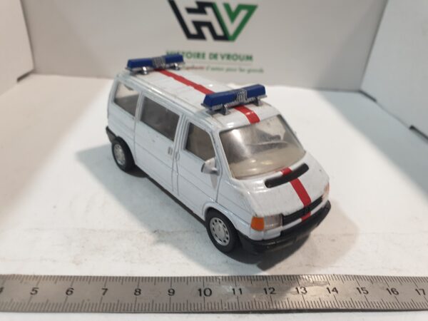 Volkswagen Transporter Ambulance 1/43 ( intérieur manquant ) – Image 5