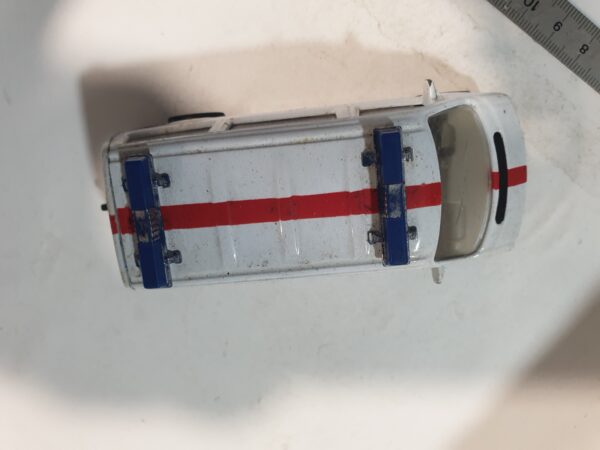 Volkswagen Transporter Ambulance 1/43 ( intérieur manquant ) – Image 8