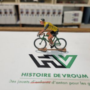 Coureur Cycliste en plomb peint Maillot Jaune ( état moyen )