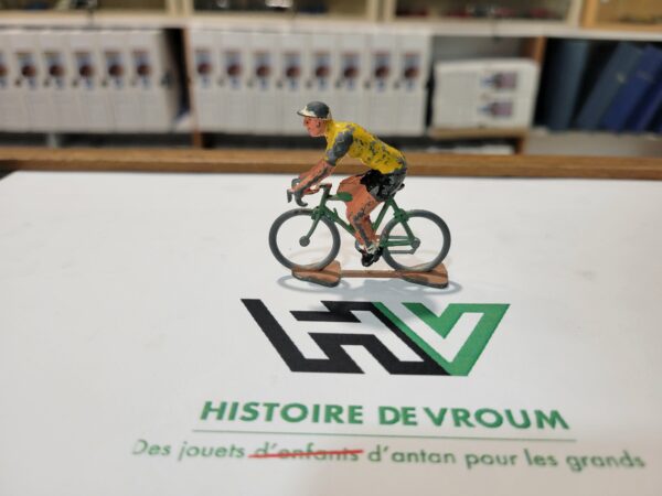 Coureur Cycliste en plomb peint Maillot Jaune ( état moyen )