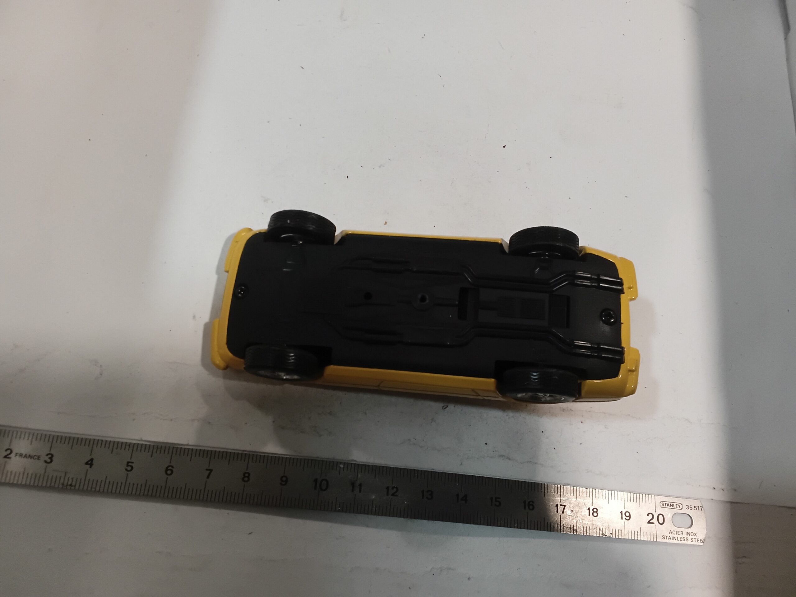 Ferrari 1969 365 GTS4 Jaune 1/38 – Image 7