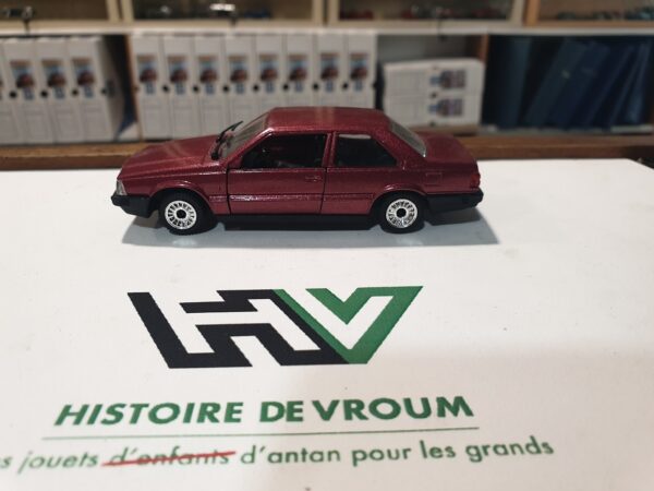 Volvo 780 Coupe Polistil1/40 avec rétroviseur gauche manquant