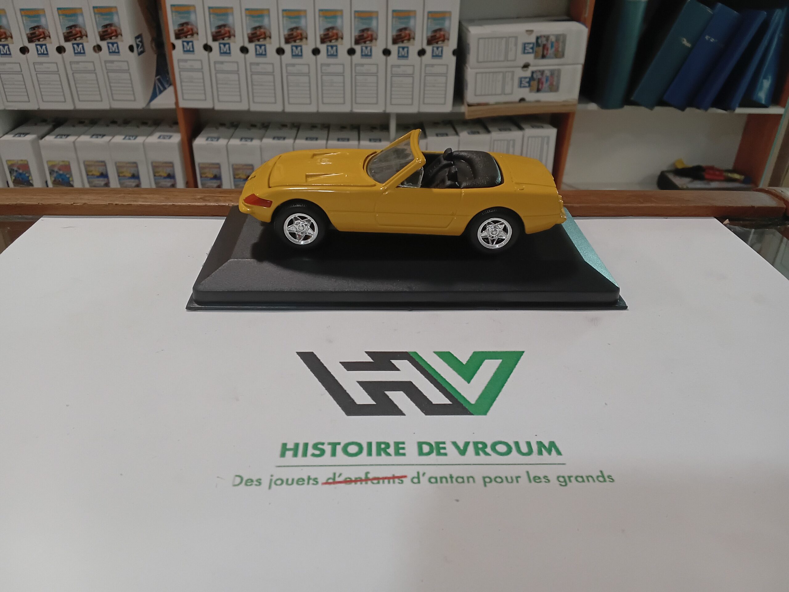 Ferrari 1969 365 GTS4 1/43 Jaune