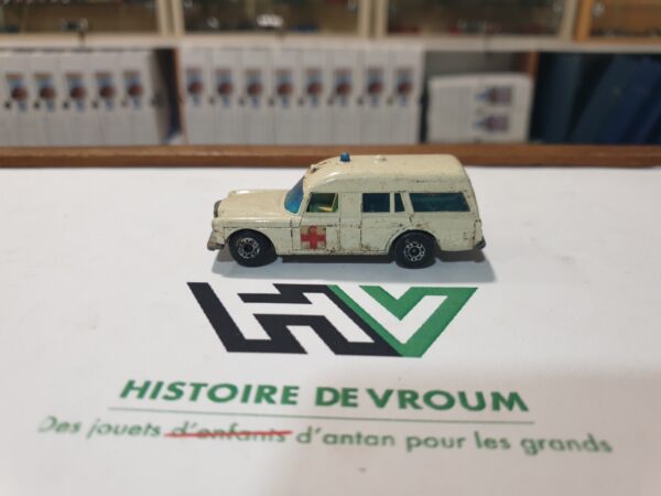 Matchbox Séries Mercedes Benz " Binz Ambulance " 1/60 état moyen
