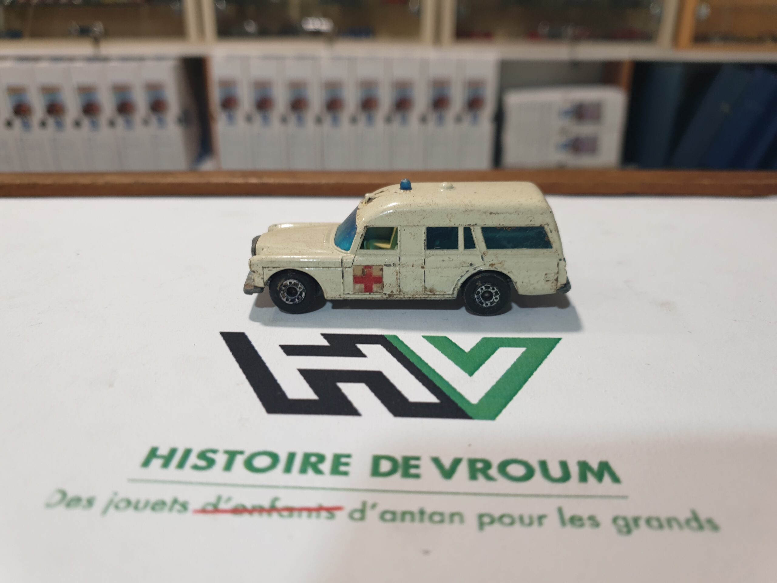 Matchbox Séries Mercedes Benz " Binz Ambulance " 1/60 état moyen