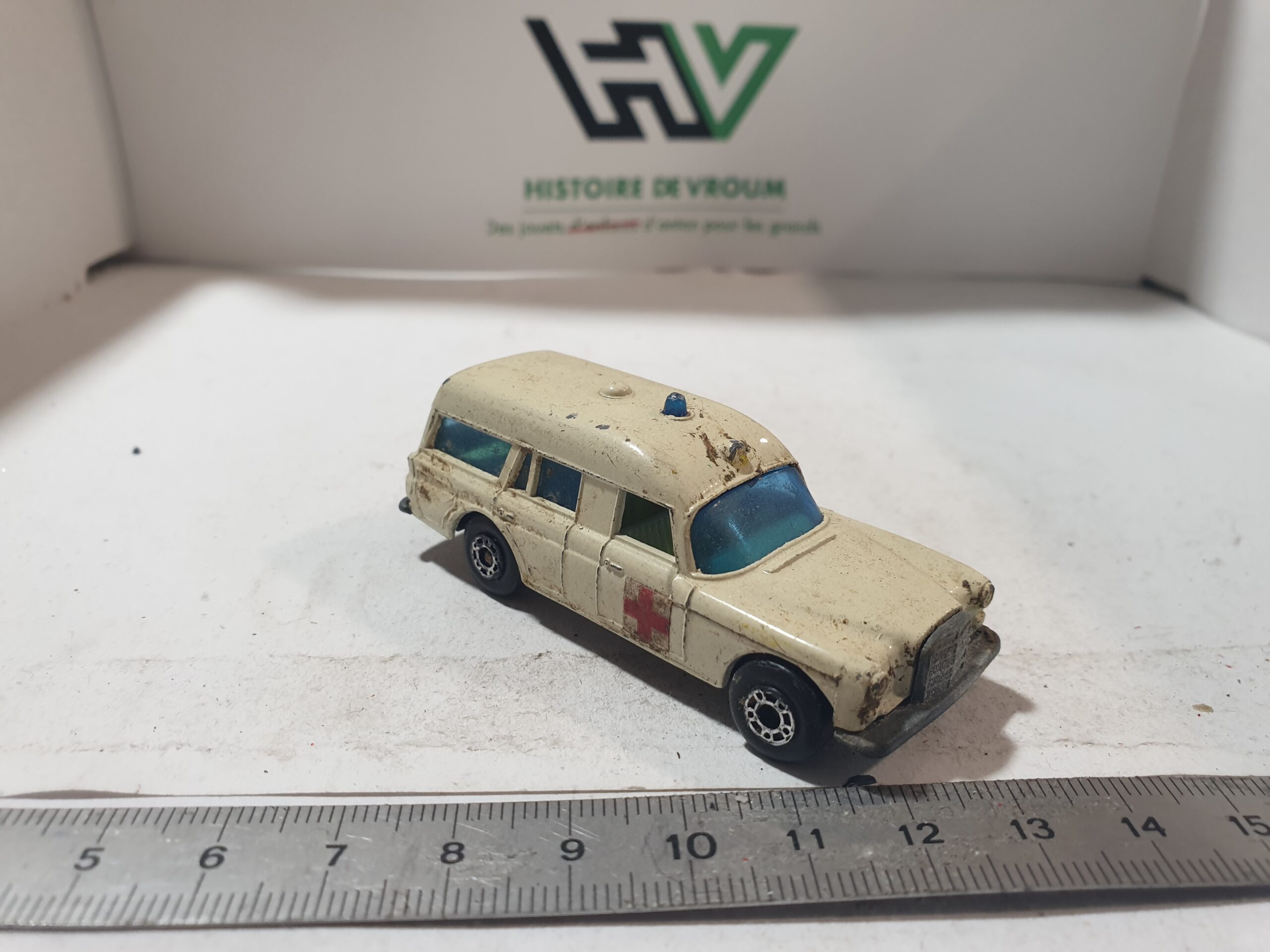 Matchbox Séries Mercedes Benz " Binz Ambulance " 1/60 état moyen – Image 4