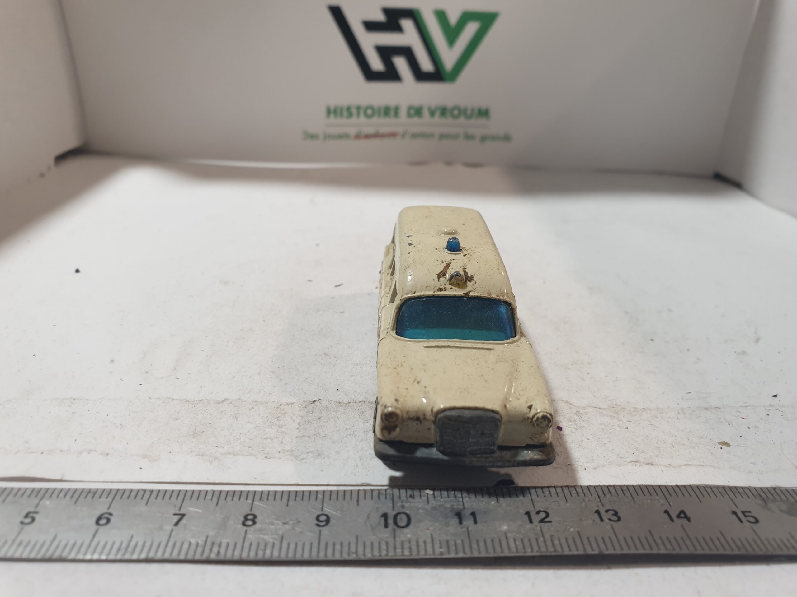 Matchbox Séries Mercedes Benz " Binz Ambulance " 1/60 état moyen – Image 5