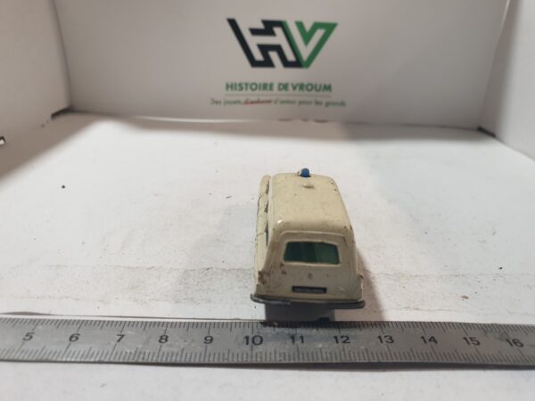 Matchbox Séries Mercedes Benz " Binz Ambulance " 1/60 état moyen – Image 6