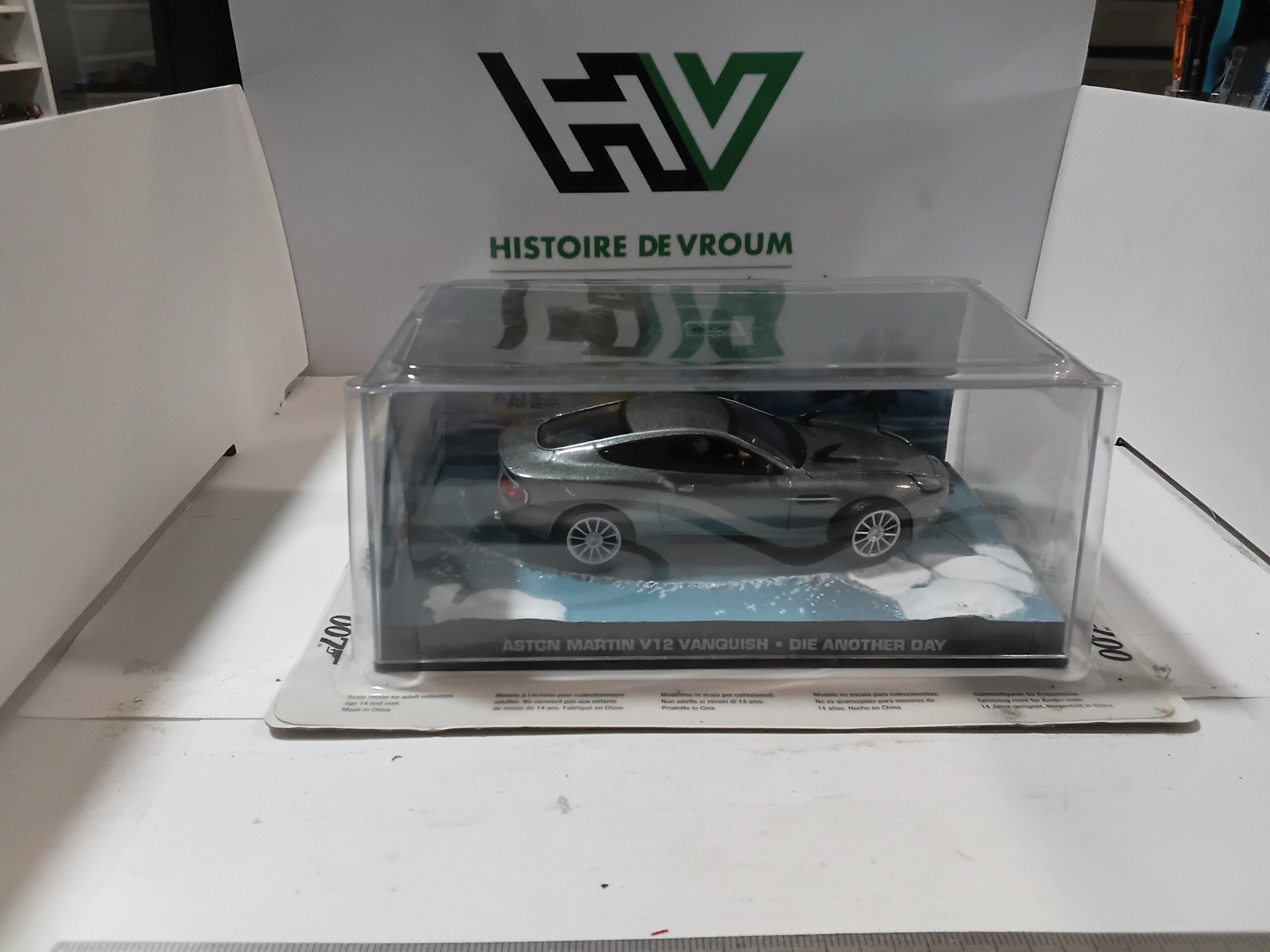 Aston Martin V12 Vanquish - Die Another Day 007 James Bond + livret