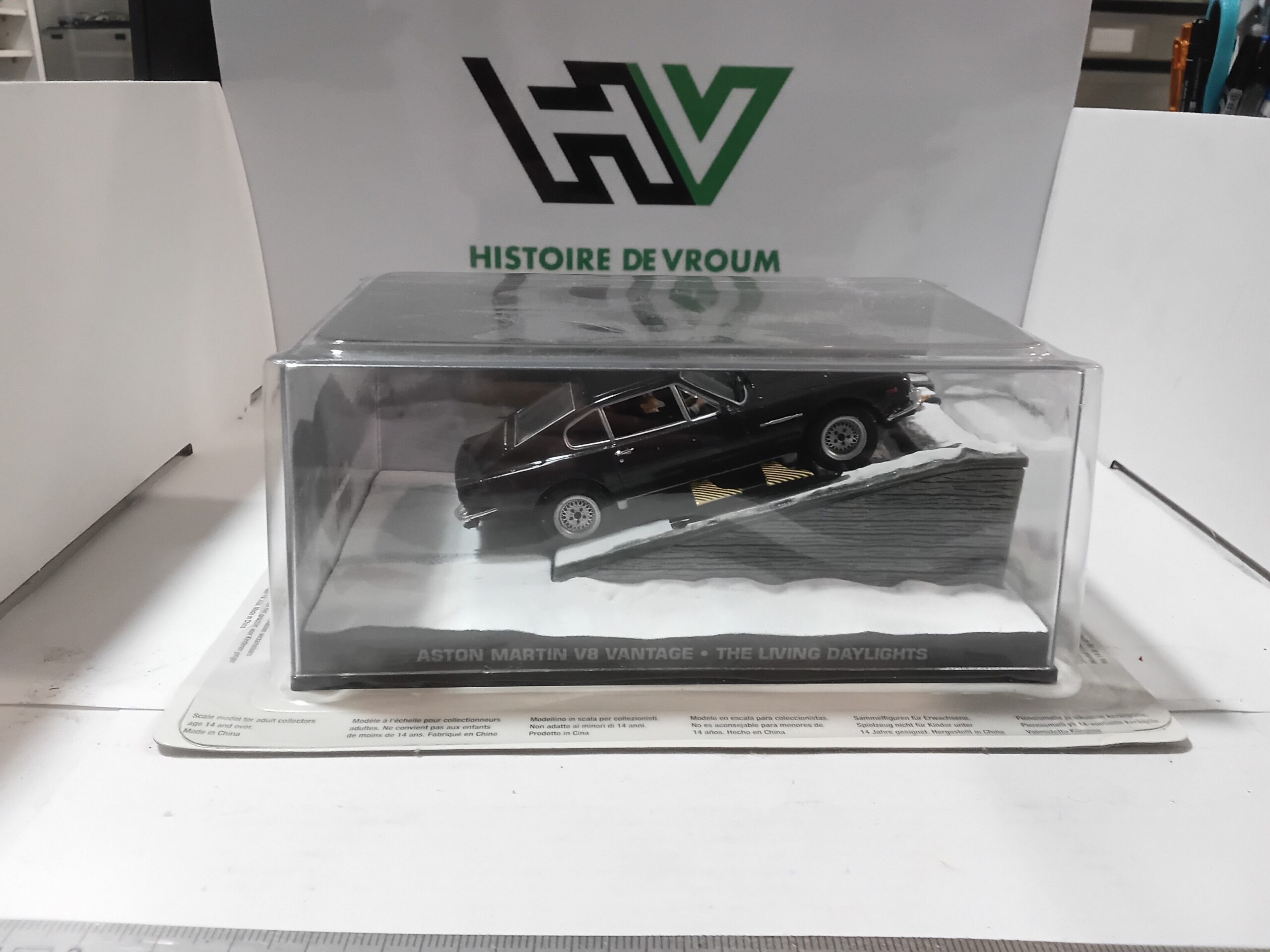 Aston Martin V8 Vantage - The Living Daylights 007 James Bond + livret