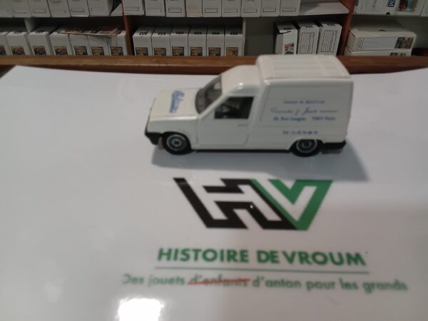 Miniature Solido 1/43 - Renault Express " Laurent de Beauvais " Blanche