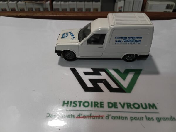 Miniature Solido 1/43 - Renault Express " Miniature Automobile 78480 Verneuil/Seine " Blanche
